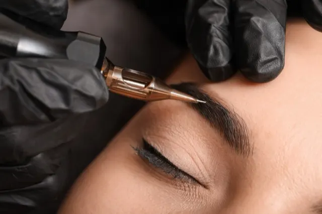 Augenbrauen-Behandlung mit Permanent-Make-up-Gerät