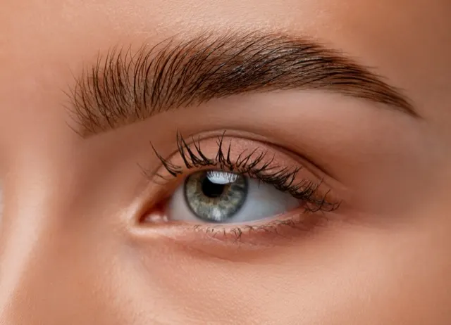 Wimpernkranz und Augenbraue mit Permanent Make-up