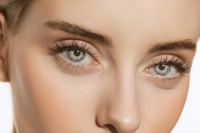 Auge mit aufgefrischtem Wimpernkranz